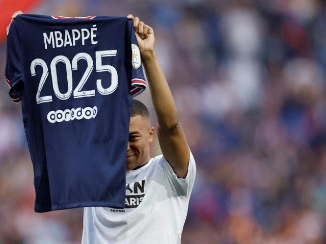 1653226766305003000.jpeg mbappe-mostrando-la-camiseta-que-simboliza-su-compromiso-por-tres-anos-mas-con-el-paris-saint-germain.jpeg